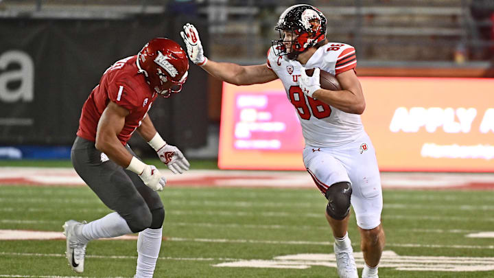 Oct 27, 2022; Pullman, Washington, USA; Utah Utes tight end Dalton Kincaid (86) moves the ball