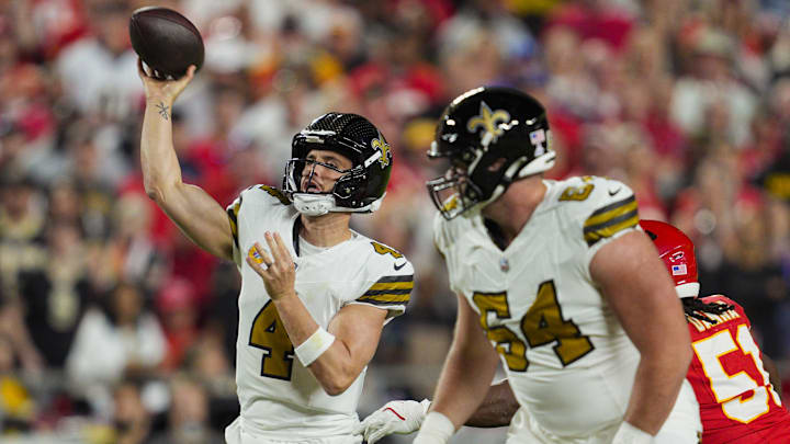 New Orleans Saints quarterback Derek Carr (4) throws a touchdown pass against the Kansas City Chiefs