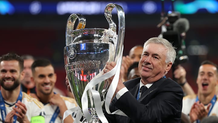 Carlo Ancelotti levantando el trofeo de la Champions League 2023-24, que ganó con el Real Madrid 