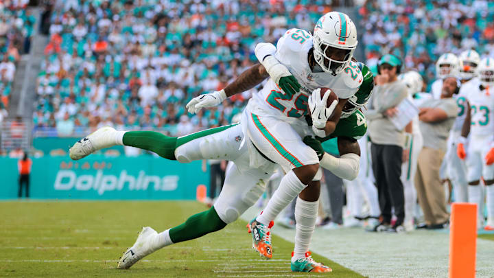 Miami Dolphins running back Jaylen Wright (25) runs with the football against New York Jets linebacker Jamien Sherwood (44) during the second quarter at Hard Rock Stadium last season.
