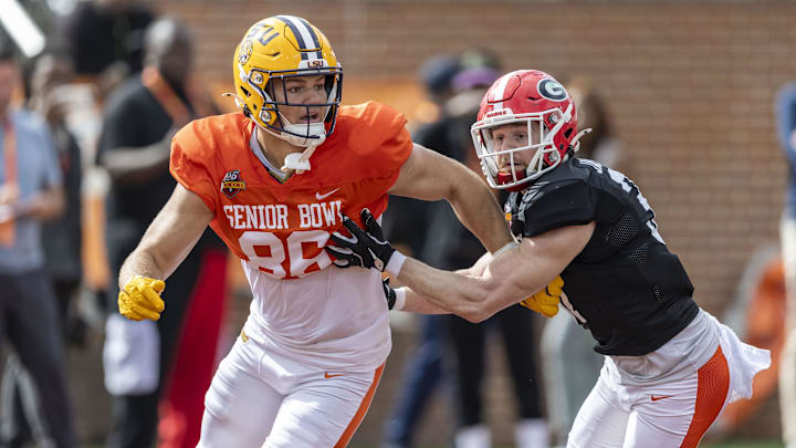 Jan 30, 2025; Mobile, AL, USA; American team tight end Mason Taylor of LSU (86) and American team defensive back Dan Jackson of Georgia (37) spar during Senior Bowl practice for the American team at Hancock Whitney Stadium. Jan 30, 2025; Mobile, AL, USA; American team tight end Mason Taylor of LSU (86) and American team defensive back Dan Jackson of Georgia (37) spar during Senior Bowl practice for the American team at Hancock Whitney Stadium.