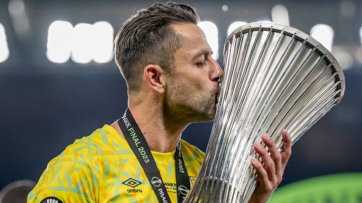 Łukasz Fabiański spent 6 seasons in East London, helping the club qualify for 3 European tournaments and bringing home silverware for the first time in over 40 years. 