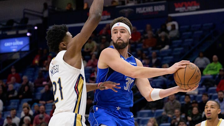 Jan 15, 2025; New Orleans, Louisiana, USA; Dallas Mavericks guard Klay Thompson (31) shoots against New Orleans Pelicans center Yves Missi (21) during the first half at Smoothie King Center. Mandatory Credit: Matthew Hinton-Imagn Images Jan 15, 2025; New Orleans, Louisiana, USA; Dallas Mavericks guard Klay Thompson (31) shoots against New Orleans Pelicans center Yves Missi (21) during the first half at Smoothie King Center. Mandatory Credit: Matthew Hinton-Imagn Images