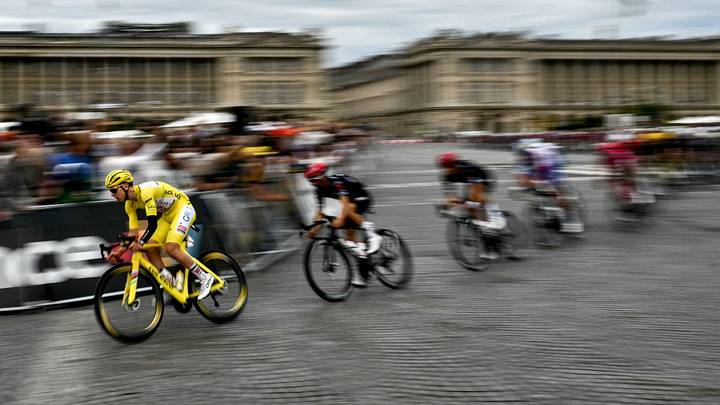 El ciclista esloveno del equipo XRG, Tadej Pogacar, con el maillot amarillo de líder de la general. El ciclista esloveno del equipo XRG, Tadej Pogacar, con el maillot amarillo de líder de la general.