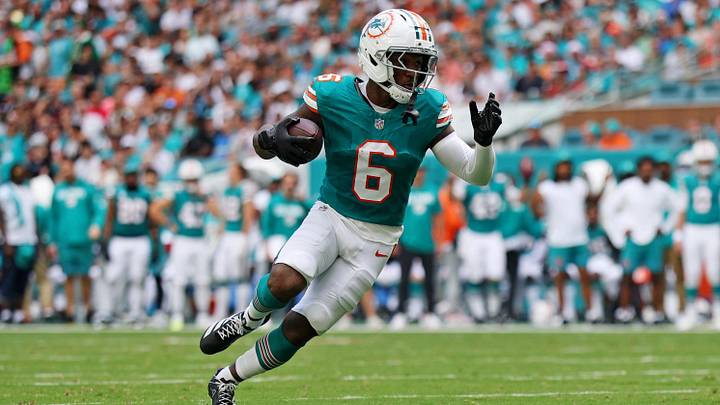 Miami Dolphins wide receiver Malik Washington (6) runs the ball for a touchdown during the second quarter against the Cincinnati Bengals at Hard Rock Stadium last December.