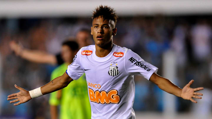 Neymar jogou apenas uma vez no dia do próprio aniversário Neymar jogou apenas uma vez no dia do próprio aniversário