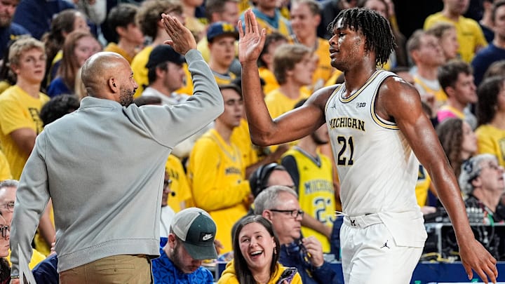 Michigan forward Morez Johnson Jr. (21) high-fives assistant coach Justin Joyner during the second half against USC at Crisler Center in Ann Arbor on Friday, Jan. 2, 2026. Michigan forward Morez Johnson Jr. (21) high-fives assistant coach Justin Joyner during the second half against USC at Crisler Center in Ann Arbor on Friday, Jan. 2, 2026.