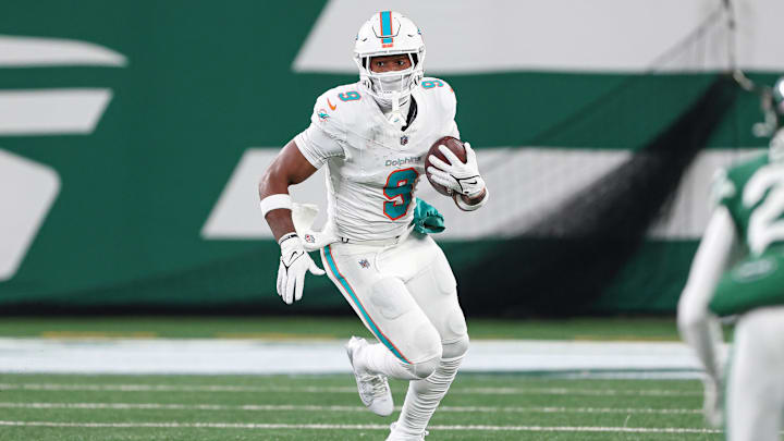 Jan 5, 2025; East Rutherford, New Jersey, USA; Miami Dolphins tight end Jonnu Smith (9) gains yards after catch during the first half against the New York Jets at MetLife Stadium. Mandatory Credit: Vincent Carchietta-Imagn Images Jan 5, 2025; East Rutherford, New Jersey, USA; Miami Dolphins tight end Jonnu Smith (9) gains yards after catch during the first half against the New York Jets at MetLife Stadium. Mandatory Credit: Vincent Carchietta-Imagn Images