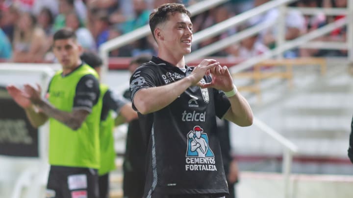 Pese a estar lesionado, el delantero uruguayo Federico Viñas deja León para continuar su carrera en el Real Oviedo de España, en préstamo hasta finales de diciembre. Pese a estar lesionado, el delantero uruguayo Federico Viñas deja León para continuar su carrera en el Real Oviedo de España, en préstamo hasta finales de diciembre.