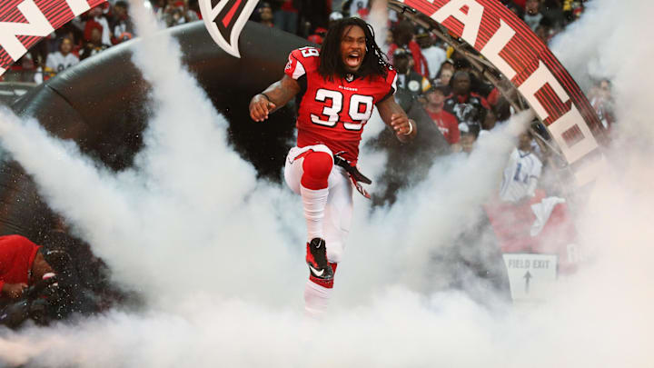 Dec 14, 2014; Atlanta, GA, USA; Atlanta Falcons running back Steven Jackson (39) is introduced before their game against the Pittsburgh Steelers at the Georgia Dome. The Steelers won 27-20. Mandatory Credit: Jason Getz-Imagn Images Dec 14, 2014; Atlanta, GA, USA; Atlanta Falcons running back Steven Jackson (39) is introduced before their game against the Pittsburgh Steelers at the Georgia Dome. The Steelers won 27-20. Mandatory Credit: Jason Getz-Imagn Images
