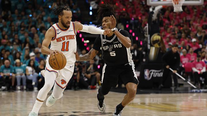 Jalen Brunson fought through injury to lead the Knicks to a Game 1 NBA Finals win over the Spurs.