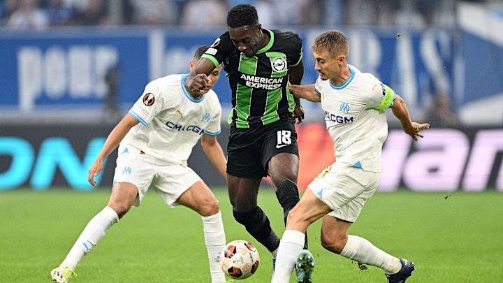 Valentin Rongier à la lutte avec Danny Welbeck