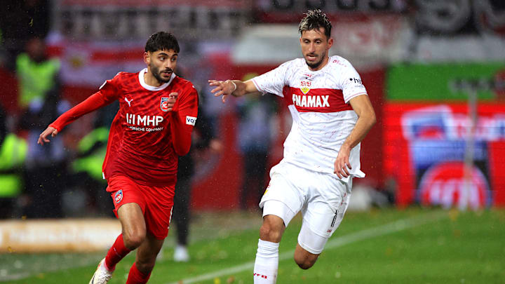 Eren Dinkci (l.) im Laufduell mit Atakan Karazor Eren Dinkci (l.) im Laufduell mit Atakan Karazor