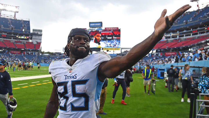 Tennessee Titans tight end Chigoziem Okonkwo (85).