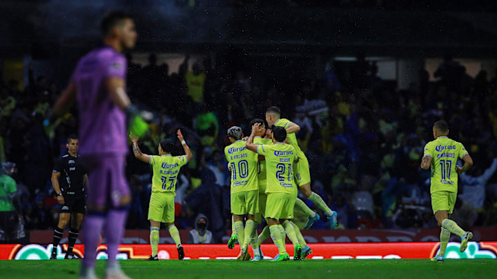 Jugadores del América celebran un gol ante la mirada de Sebastián Jurado. Jugadores del América celebran un gol ante la mirada de Sebastián Jurado.