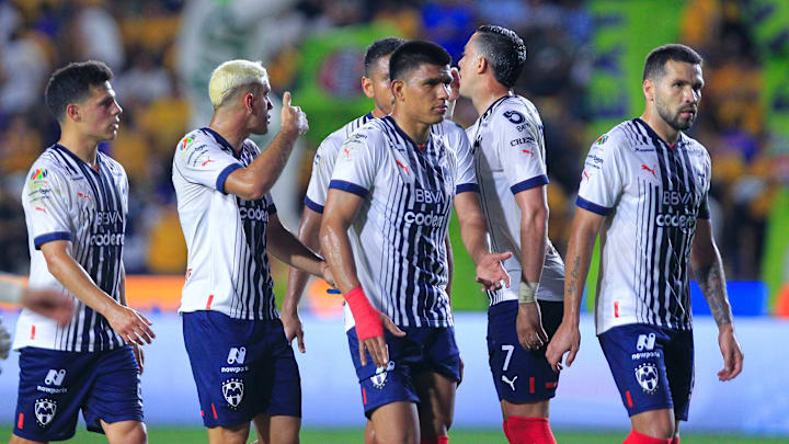 Jugadores de Rayados de Monterrey en el partido ante Tigres.