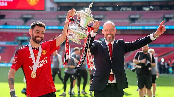 Erik ten Hag bejubelt den FA-Cup-Sieg mit Bruno Fernandes