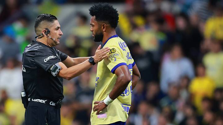 El árbitro Óscar Mejía expulsó al colombiano Miguel Borja tras revisar en el VAR su dura entrada sobre Carlos Salcedo El árbitro Óscar Mejía expulsó al colombiano Miguel Borja tras revisar en el VAR su dura entrada sobre Carlos Salcedo