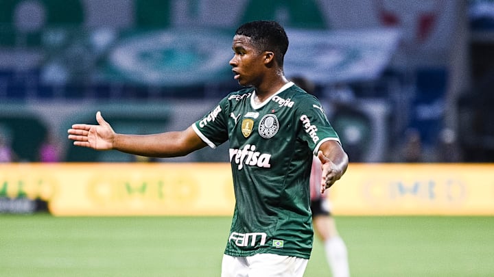 O garoto de 16 anos vem ganhando chances no time principal do Palmeiras