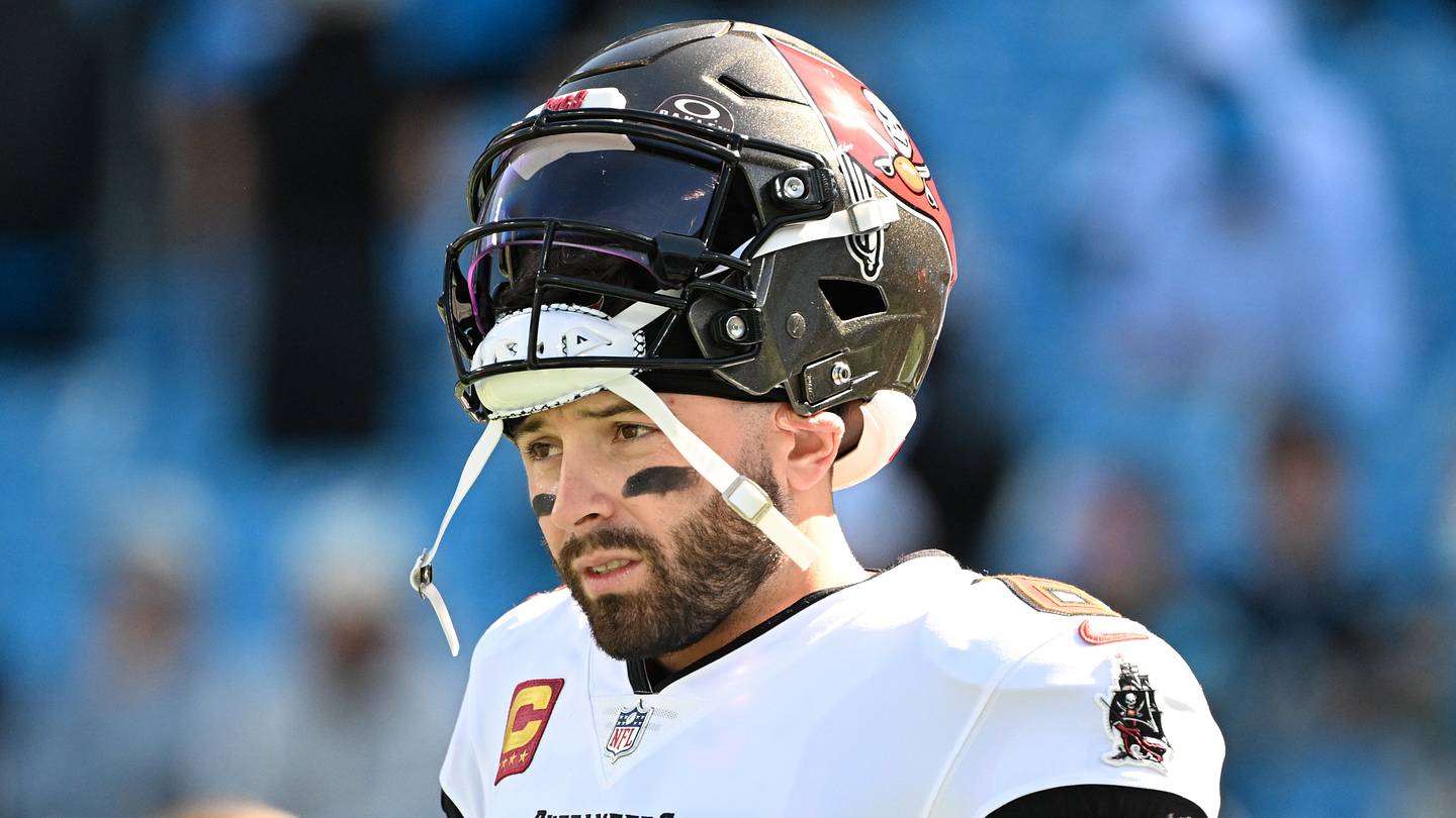 Legendary Oklahoma Quarterback Returns, Leads Buccaneers to Lopsided Win