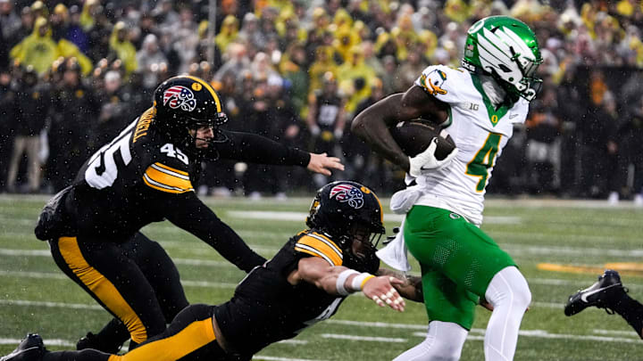 Malik Benson caught a pair of clutch passes on Oregon's final drive, including a 22-yard laser over the shoulder of the defender, an incredible throw and catch.