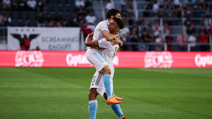 Brandon Bye y Carles Gil celebran un gol.
