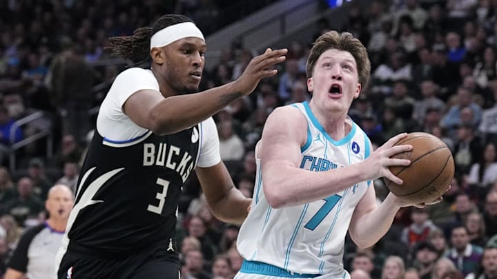Charlotte Hornets guard Kon Knueppel (7) drives against Milwaukee Bucks center Myles Turner 