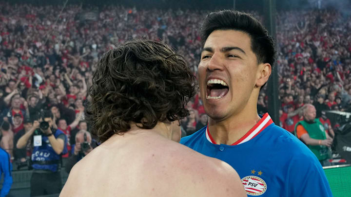 Erick Gutiérrez y Fabio Silva celebran el título de Copa con el PSV.