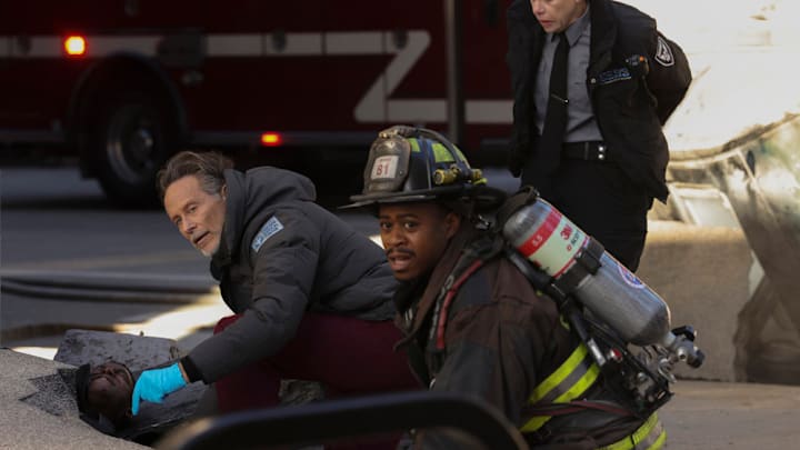 CHICAGO MED -- "In The Trenches: Part II" Episode 1011 -- Pictured: (l-r) Steven Weber as Dr. Dean Archer, Daniel Kyri as Darren Ritter, Jennifer Regan as Bates -- (Photo by: George Burns Jr/NBC)
