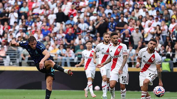 Francesco Esposito marca el primer gol del Inter ante la mirada de los jugadores de River Plate.