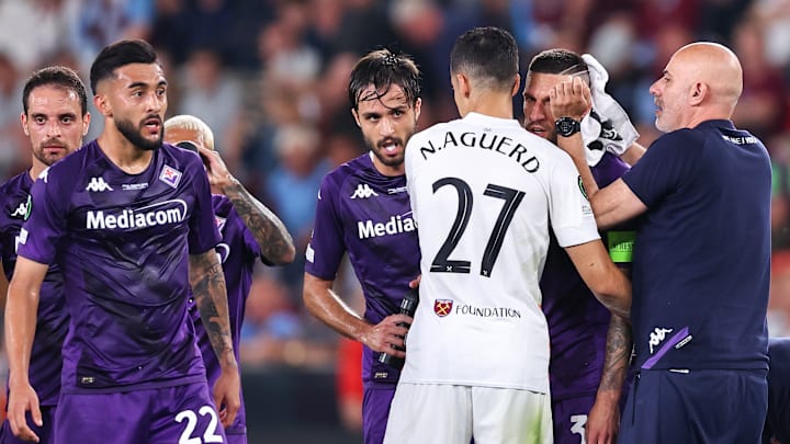 Jogadores da Fiorentina foram atingidos por objetos atirados no gramado