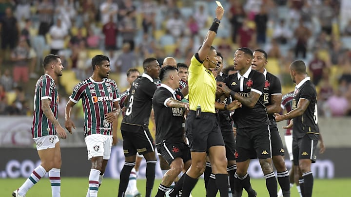 Fluminense e Vasco fizeram clássico tenso, muito picotado pela arbitragem