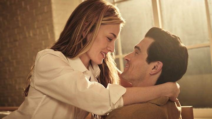 FX's Love Story: John F. Kennedy Jr. & Carolyn Bessette -- Pictured: (l-r) Sarah Pidgeon as Carolyn Bessette Kennedy, Paul Anthony Kelly as John F. Kennedy Jr. 