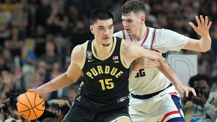 Apr 8, 2024; Glendale, AZ, USA; Purdue Boilermakers center Zach Edey (15) controls the ball against Connecticut Huskies center Donovan Clingan (32) during the first half of the national championship game of the Final Four of the 2024 NCAA Tournament at State Farm Stadium. Mandatory Credit: Bob Donnan-USA TODAY Sports