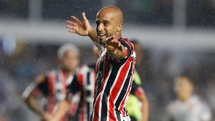 Lucas viajou, mas deve começar no banco