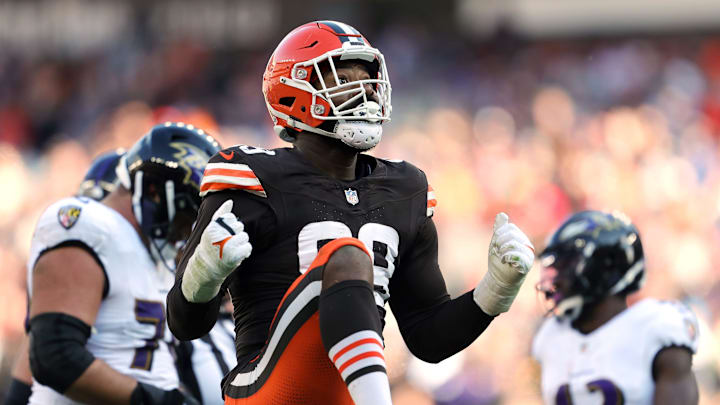 Defensive end Za'Darius Smith