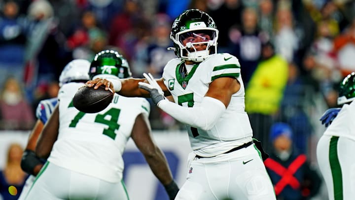 Nov 13, 2025; Foxborough, Massachusetts, USA; New York Jets quarterback Justin Fields (7) drops back to make a pass during the second half against the New England Patriots at Gillette Stadium. Mandatory Credit: David Butler II-Imagn Images Nov 13, 2025; Foxborough, Massachusetts, USA; New York Jets quarterback Justin Fields (7) drops back to make a pass during the second half against the New England Patriots at Gillette Stadium. Mandatory Credit: David Butler II-Imagn Images
