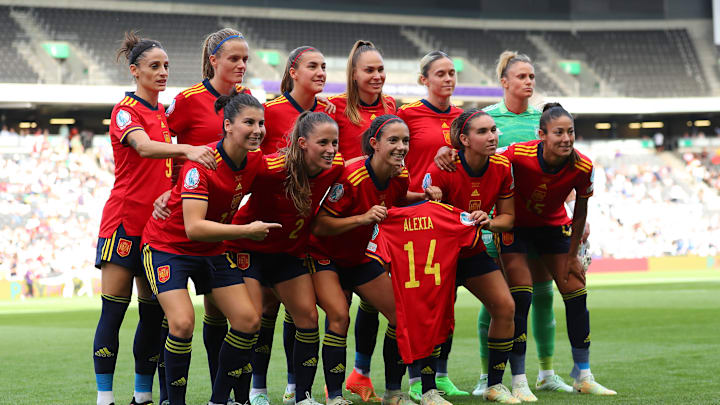 La selección española salió al terreno de juego con la camiseta de Alexia Putellas