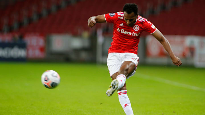 Moisés será titular na partida deste sábado