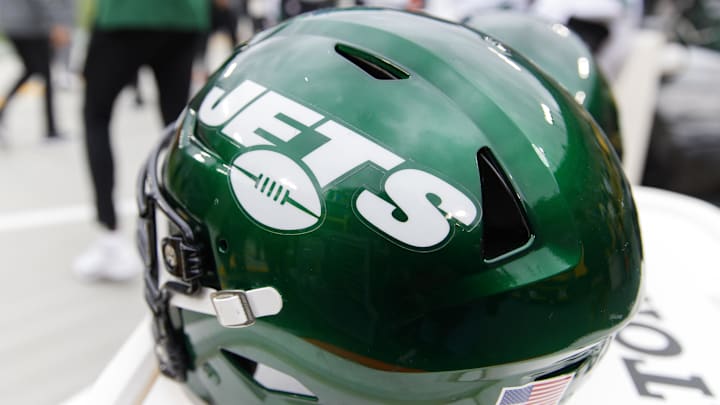 Oct 16, 2022; Green Bay, Wisconsin, USA; General view of a New York Jets helmet during the game against the Green Bay Packers at Lambeau Field. Mandatory Credit: Jeff Hanisch-Imagn Images Oct 16, 2022; Green Bay, Wisconsin, USA; General view of a New York Jets helmet during the game against the Green Bay Packers at Lambeau Field. Mandatory Credit: Jeff Hanisch-Imagn Images