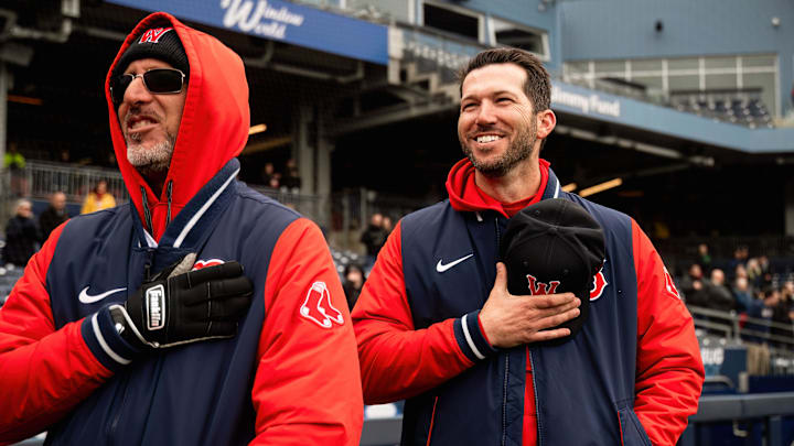 José Flores (izquierda) es el coach de banca del nuevo manager de los Red Sox, Chad Tracy 