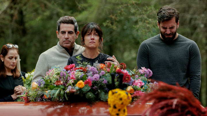 Accidente S1. (L to R) Rubén Zamora as Javier, Valentina Acosta as Brenda, Giuseppe Gamba as Mauricio in Accidente S1. Cr. Carla Danieli/Netflix ©2024