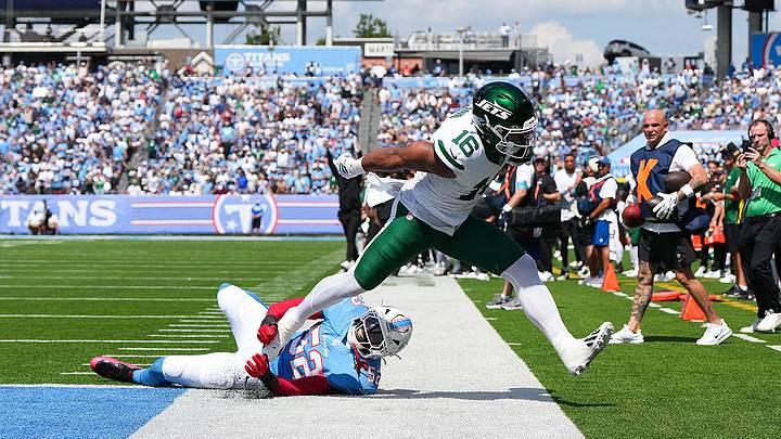 Kenyon Sadiq, de los New York Jets, tuvo su primer TD por tierra en la Semana 1 y en la 3 su primero por aire. Kenyon Sadiq, de los New York Jets, tuvo su primer TD por tierra en la Semana 1 y en la 3 su primero por aire.