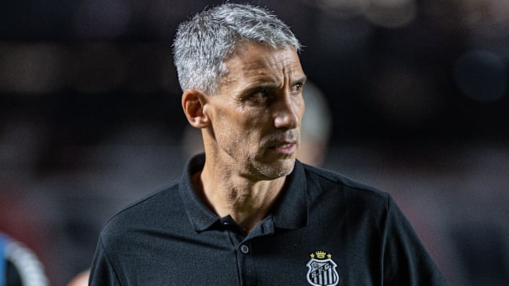 Vojvoda está no Santos desde agosto de 2025 Vojvoda está no Santos desde agosto de 2025