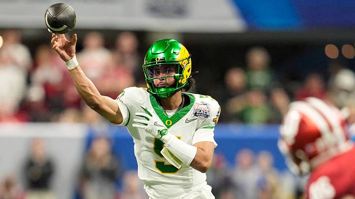 Oregon Ducks quarterback Dante Moore.