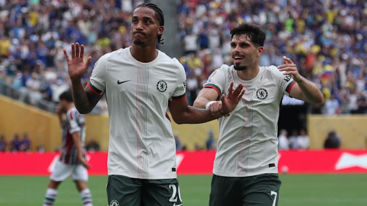 João Pedro comemorou de forma discreta diante do clube que o revelou João Pedro comemorou de forma discreta diante do clube que o revelou