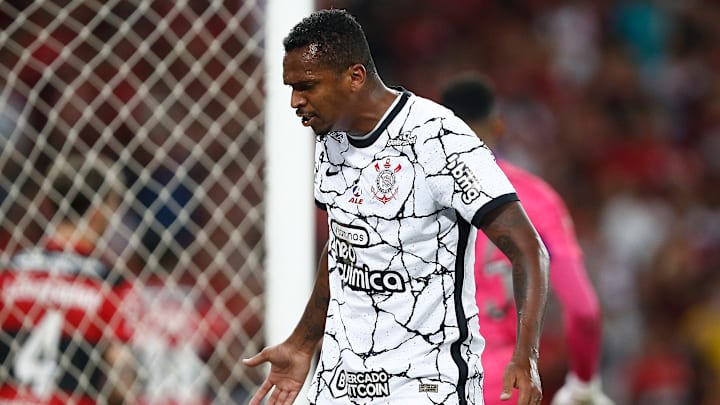 Jô é um dos jogadores | Flamengo v Corinthians - Brasileirao 2021