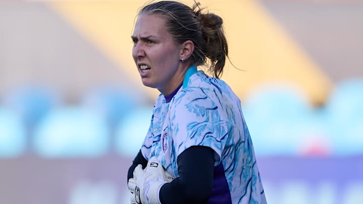 Jun 13, 2025; San Jose, California, USA; Orlando Pride goalkeeper Anna Moorhouse (1) warms up on the field before the game against Bay FC at PayPal Park. Mandatory Credit: Robert Edwards-Imagn Images