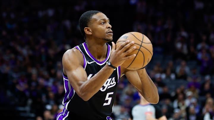 Jan 3, 2025; Sacramento, California, USA; Sacramento Kings guard De'Aaron Fox (5) shoots the ball against the Memphis Grizzlies during the first quarter at Golden 1 Center. Mandatory Credit: Sergio Estrada-Imagn Images