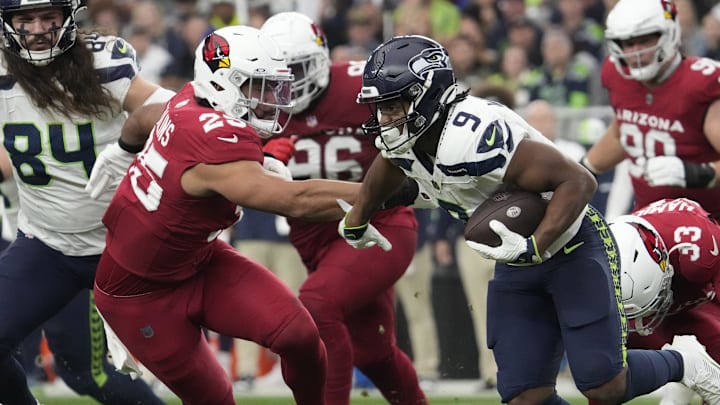 Seattle Seahawks running back Kenneth Walker III (9) breaks away from Arizona Cardinals linebacker
